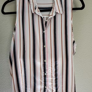 Sleeveless botton down.